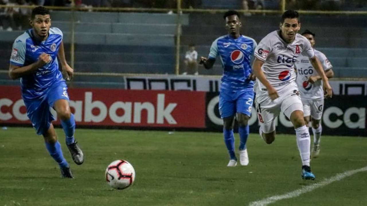 Futbolistas de El Salvador aceptan reducción salarial para jugar
