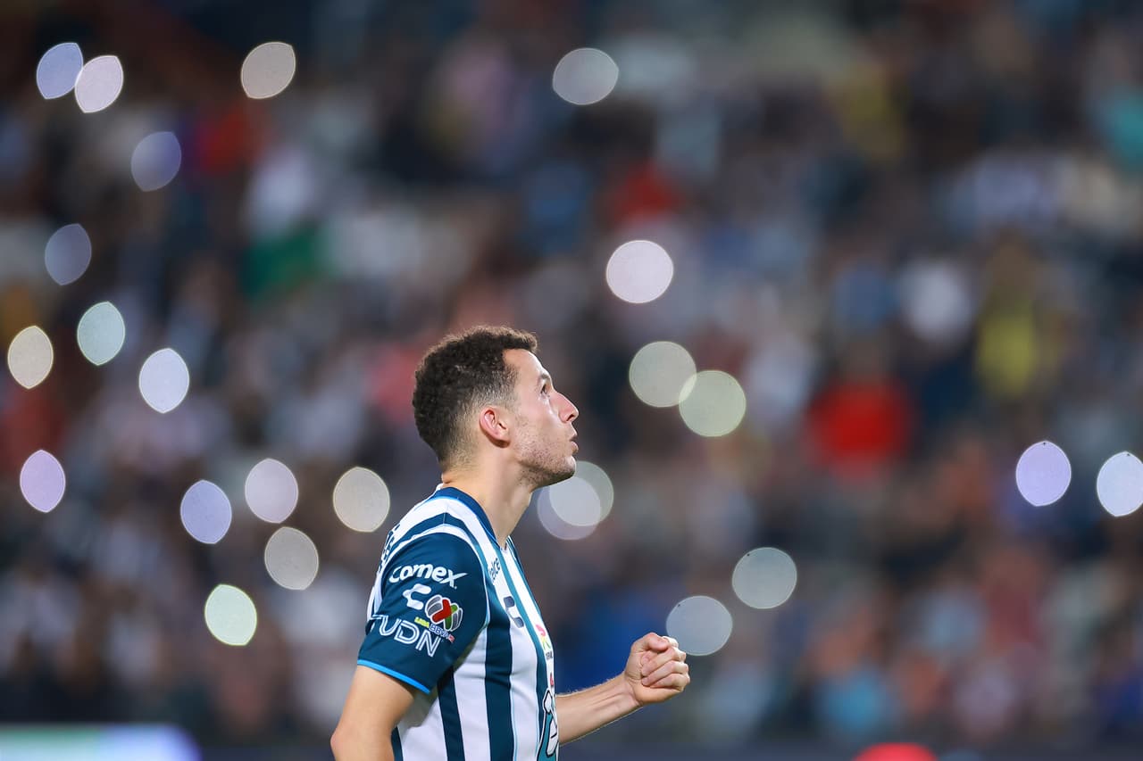 Ridícula expulsión de Idrissi deja endeble a Pachuca ante América