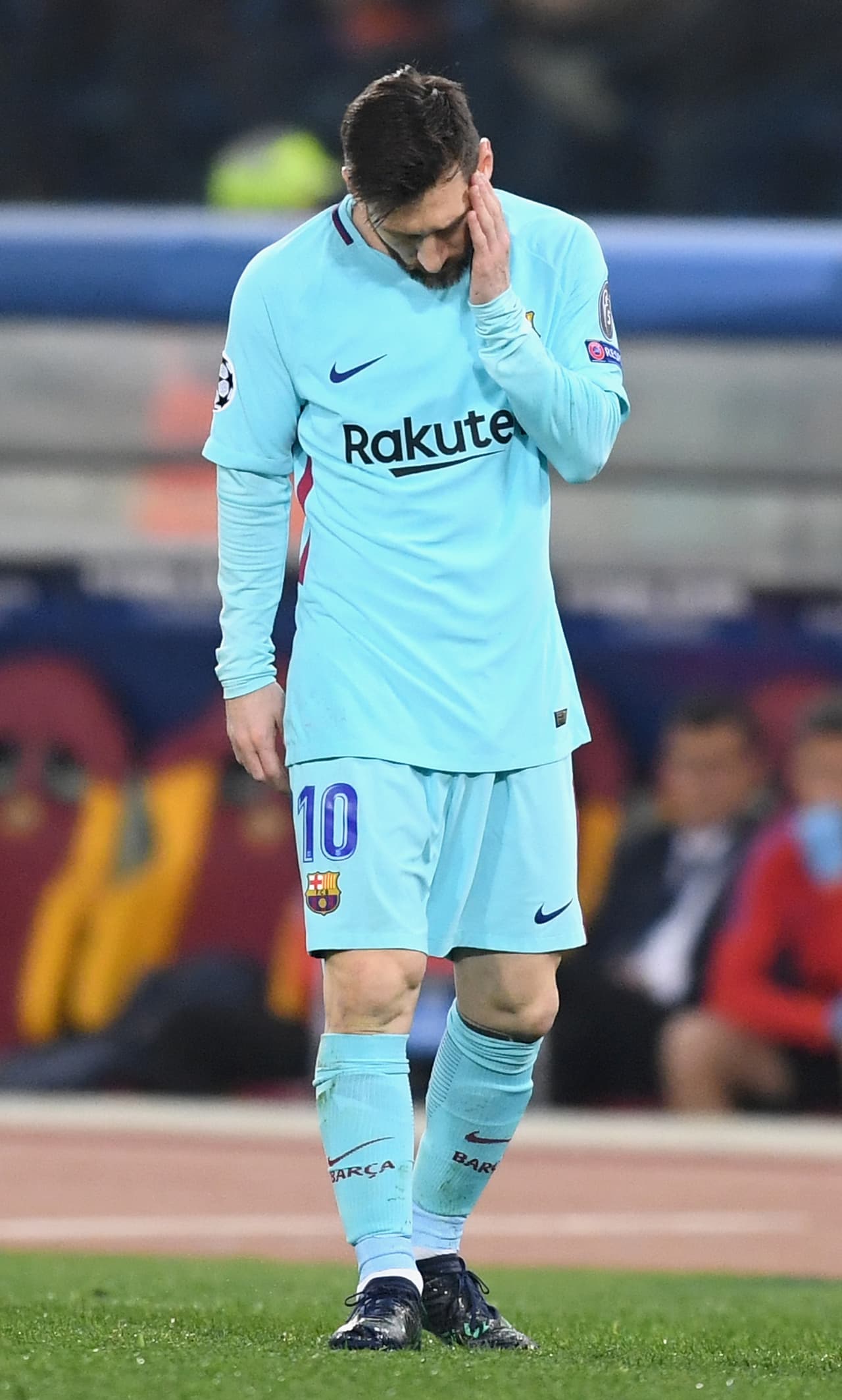 Para muchos analistas este ha sido uno de los peores –sino el peor– partido de Lionel Messi con el F.C. Barcelona, que también tuvo una jornada para el olvido. El crack argentino se robó la atención al no poder liderar a su equipo. Frustrado, con rabia, triste, así fue el rostro de 'La Pulga' en el Olímpico de Roma.