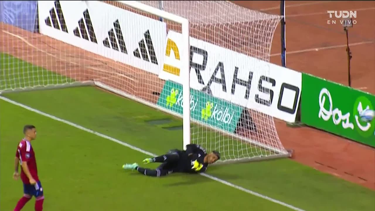 ¡TIRO ATAJADO! disparo por Michael Murillo.