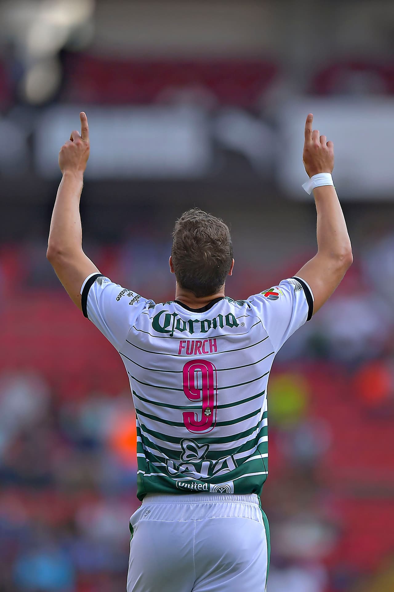 Julio Furch fue el héroe para Santos en el partido en el que vencieron 2-1 al Querétaro.