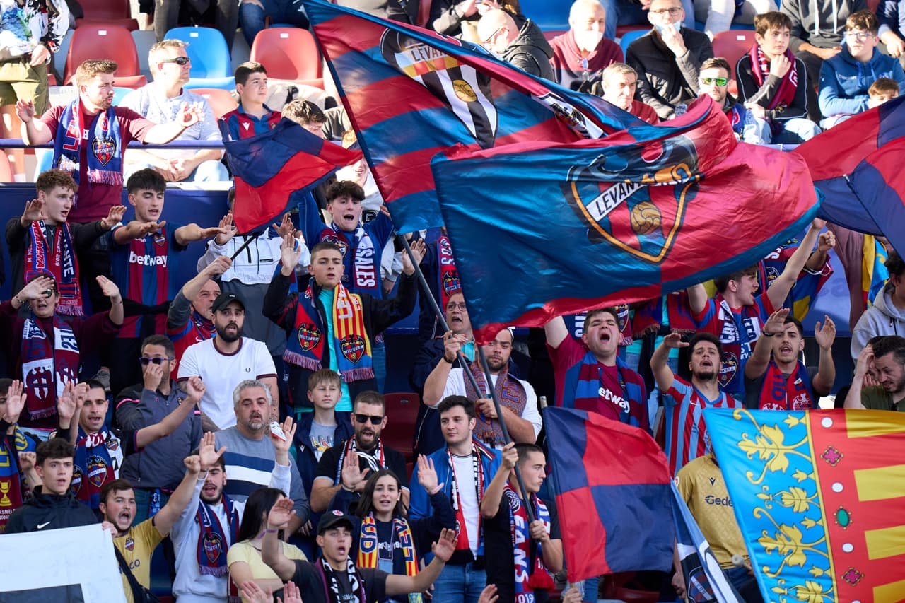 La afición del Levante fue sumamente leal en los momentos complicados del compromiso.
<br>