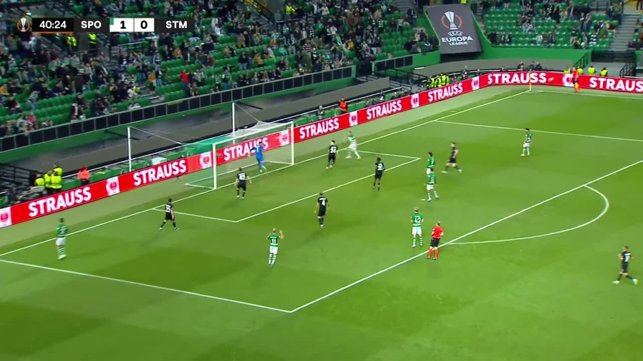 ¡CERCA! Viktor Gyökeres disparó que se estrella en el poste.