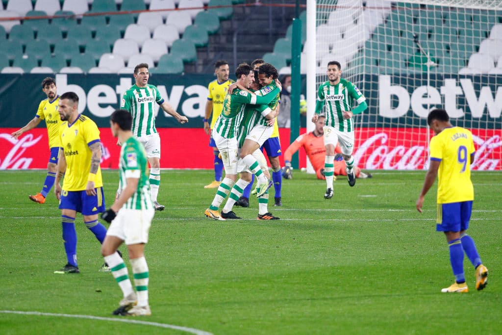 Betis derrota al Cádiz y se mete entre los 10 primeros de La Liga | Guido Rodríguez hizo el solitario gol del triunfo; ‘Choco’ Lozano y Diego Lainez ingresaron en la segunda mitad.