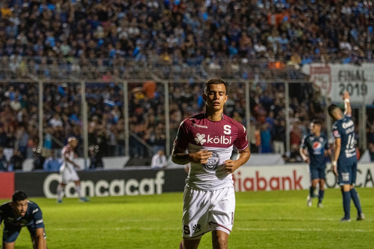 Motagua no pudo remontar el 1-0 de ida y tras empatar en el encuentro de vuelta a cero goles, Saprissa se queda con el trofeo.