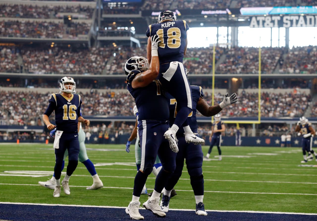 Luego vino un error clave del novato de Dallas, Ryan Switzer, soltando una patada de despeje que le abrió el camino a los Rams para anotar. Touchdown de la sensación Cooper Kupp para acercarse a cuatro puntos.