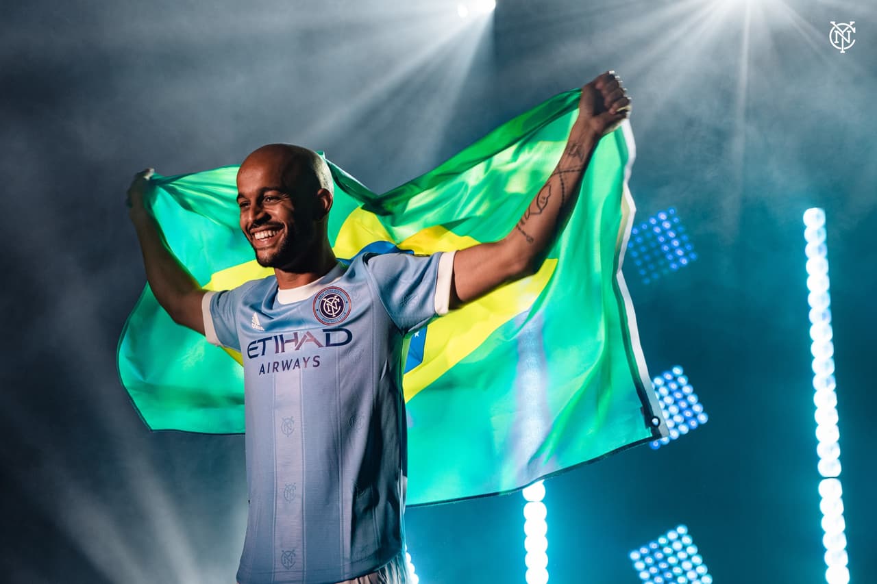 La presencia sudamericana es fortísima en NYCFC: Héber luce con orgullo la bandera brasileña.