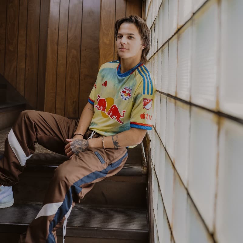 La camiseta fue ideada en colaboración con un diseñador de prendas deportivas de alta gama.