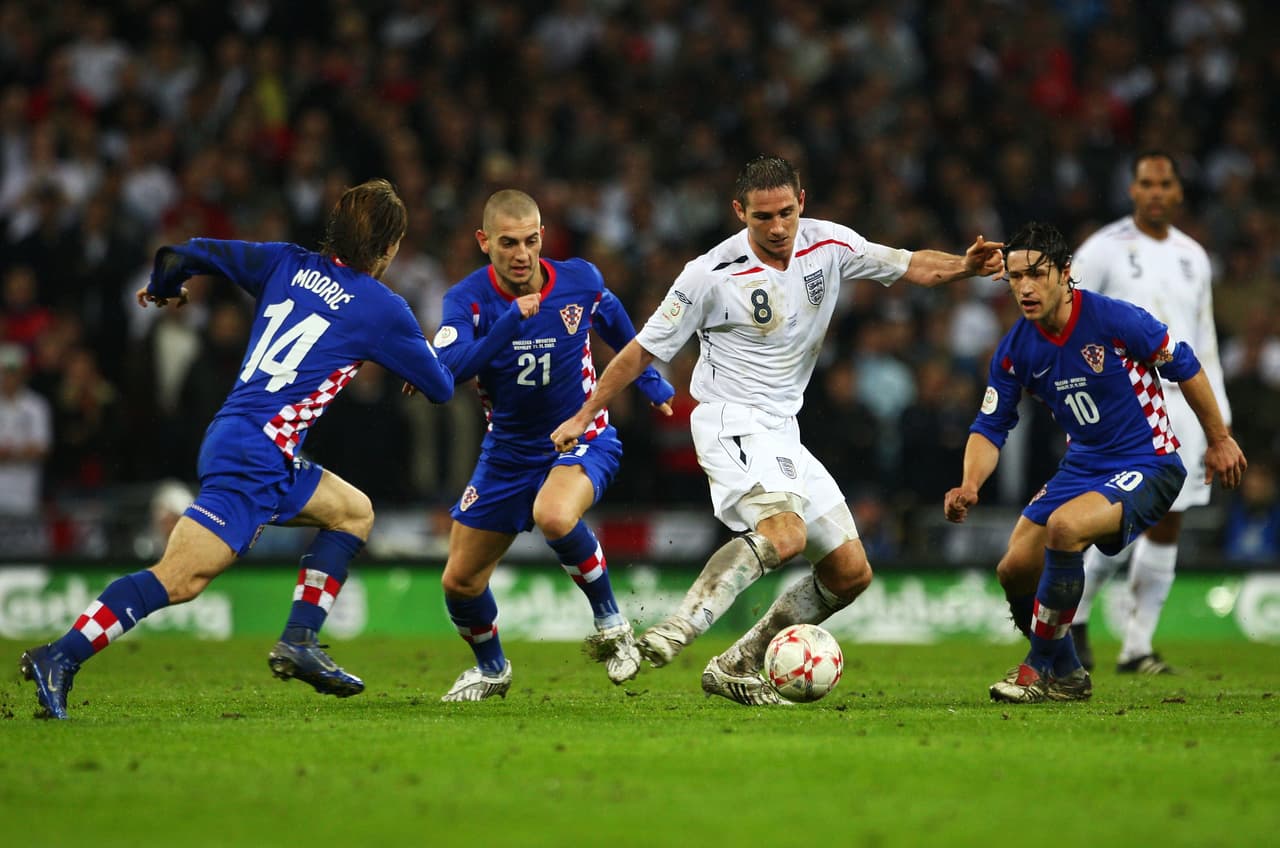 En el fútbol moderno, el mediocampista defensivo debe ser ayudado por los volantes para no conceder espacio a jugadores como Frankie Lampard.