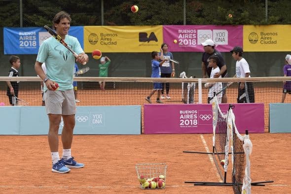 Apenas un puñado de los casi cien niños que se acercaron a verlo el jueves lograron el sueño de jugar unos minutos con Nadal que extendió su visita para firmar cuanta cosa le pusieron a su alcance.
