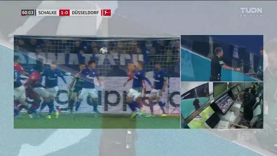 Tarjeta amarilla. El árbitro amonesta a Weston McKennie de FC Schalke 04