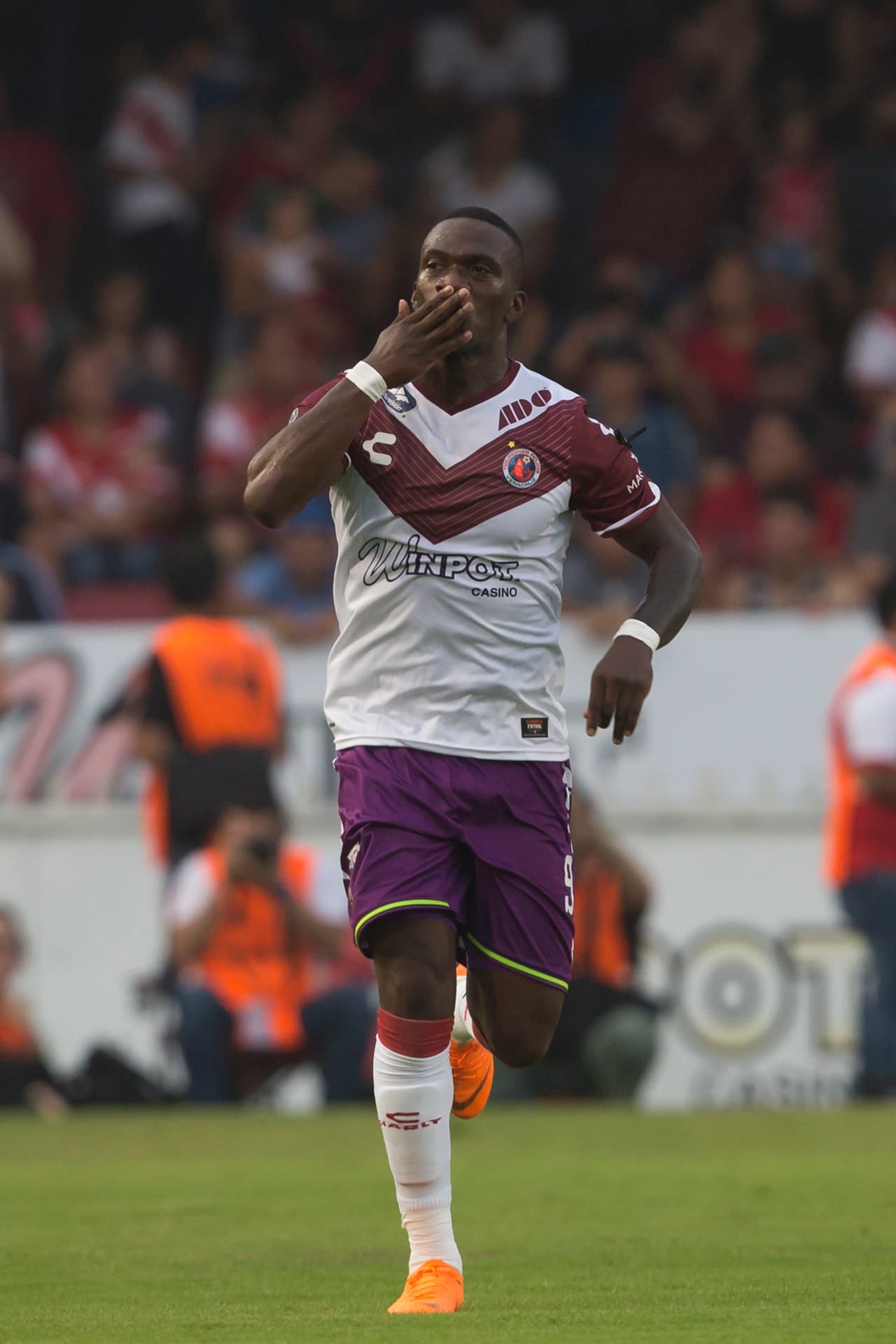 16 Veracruz: 12 puntos producto de 3 victorias, 3 empates y 6 derrotas con ocho goles a favor y 18 en contra.