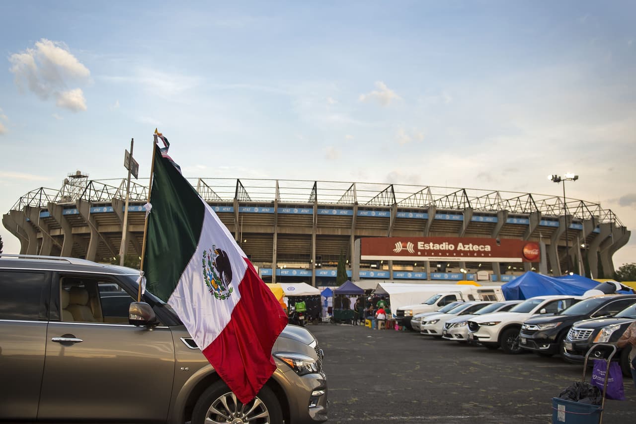 Miles de aficionados llegan puntuales a la cita en el Estadio Azteca para disfrutar el encuentro.