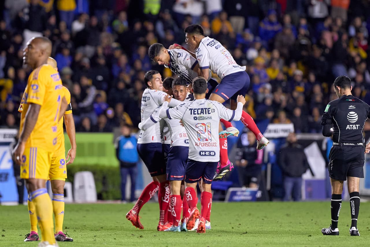 Rayados se impuso a Tigres en el Clásico Regio con un golazo de Luis Romo en el Volcán.