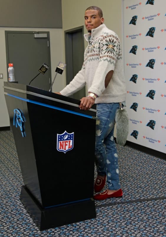 Casual durante las conferencias, aquí tras una victoria ante los Atlanta Falcons en Charlotte en 2015. Los Panthers ganaron 38-0. (AP Photo/Bob Leverone)
