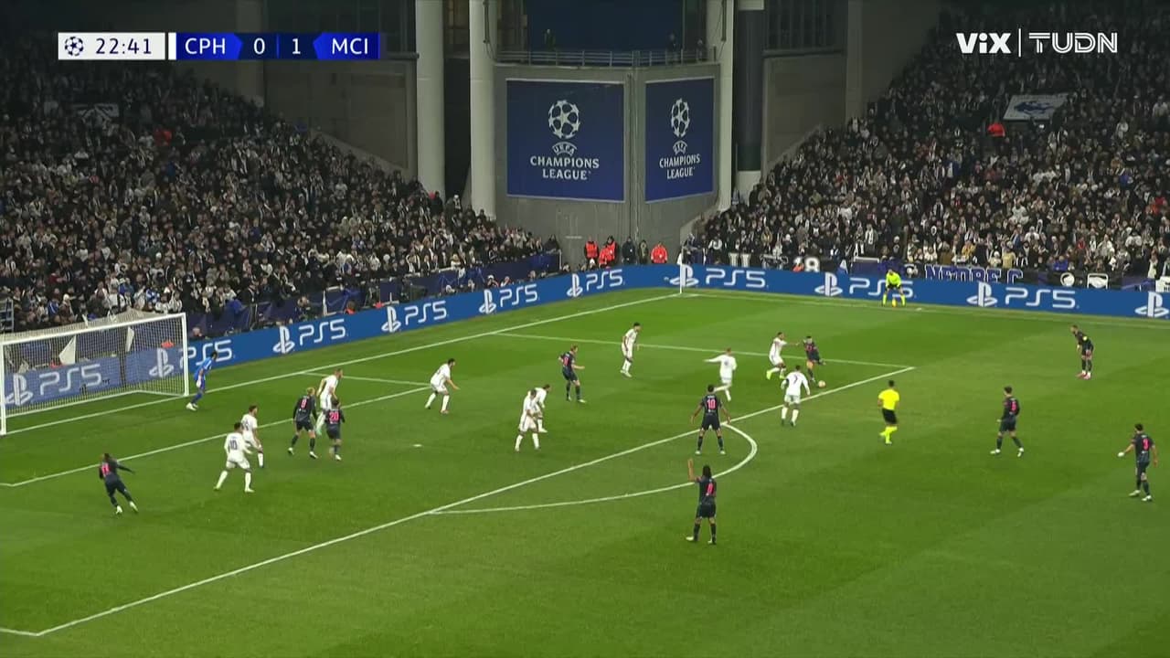 ¡TIRO ATAJADO! disparo por Phil Foden.