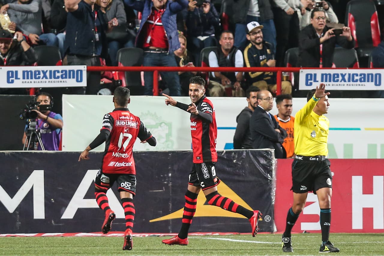 Juán Lucero puso el tercero para Xolos al cobrar de gran forma una pena máxima. La marcación de la falta dejó dudas entre los Universitarios que reclamaron con gran intensidad al árbitro central.