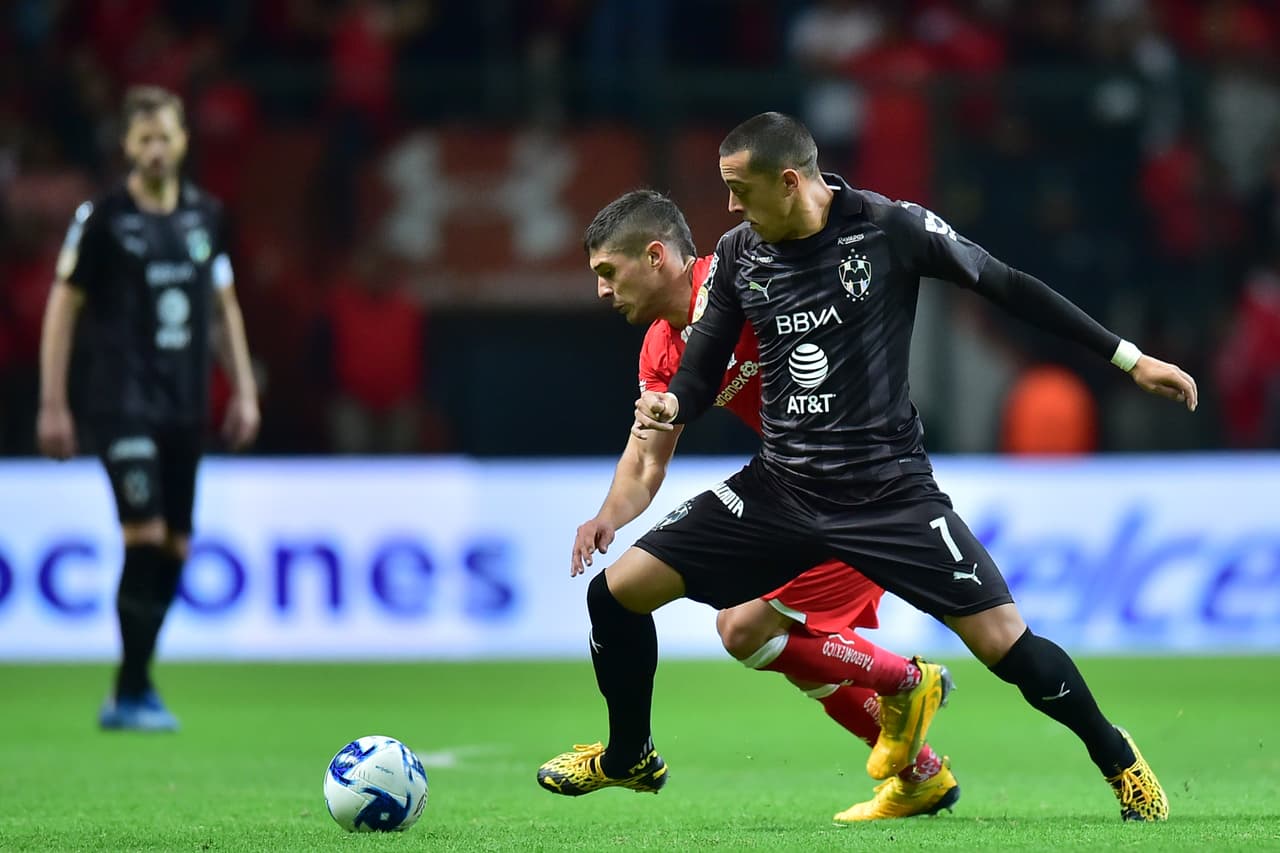 Rogelio Funes Mori hace su labor defensiva y le roba el balón a Javier Guemez.