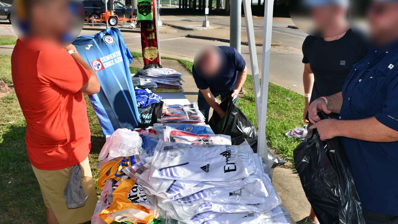 Las autoridades hacen un llamado a la comunidad para que se reporten ventas de productos o mercancías deportivas falsificados llamando a HSI al 1-866-DHS-2423.