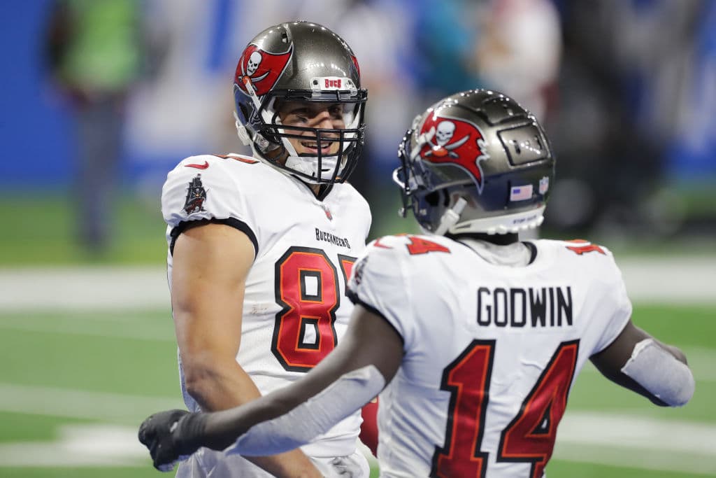 Tom Brady fue fundamental para el abultado marcador consiguiendo cuatro de seis touchdowns. Detroit sólo anotó en un periodo. ¿Será que el gran Brady está de regreso? Los Tampa Bay Buccaneers no clasificaban a playoffs desde 2007.