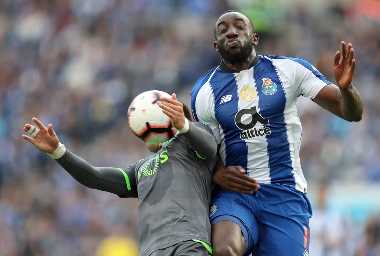 Porto ganó 2-1 contra Sporting de Lisboa, pero no le alcanzó para arrebatarle el primer lugar a Benfica, campeón en Portugal, en una jornada agridulce para los mexicanos, con gol de Héctor Herrera en su despedida y expulsión de Jesús Corona.