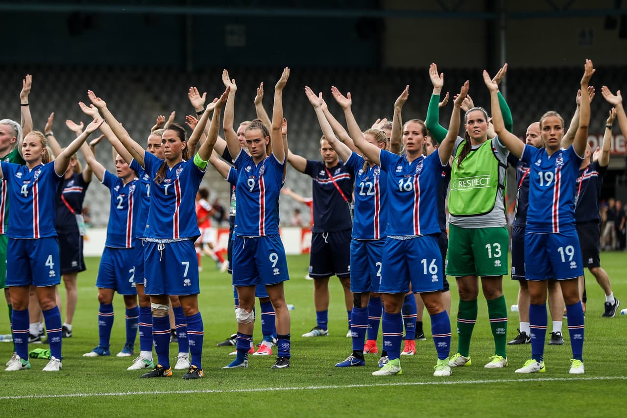Esto no es exclusivo del equipo de hombres ni del fútbol. Por ejemplo, las mujeres de Islandia son la número 20 en la clasificación femenina. Los deportistas aplauden y el público responde.