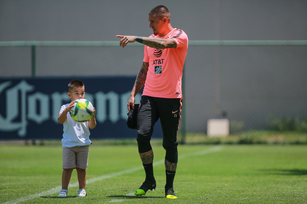 El chileno Nicolás Castillo le mostró algunos de sus secretos con el balón a su hijo, en la jornada previa al duelo con Cruz Azul por Cuartos de Final de la Liguilla donde fue centro de atención de los medios.