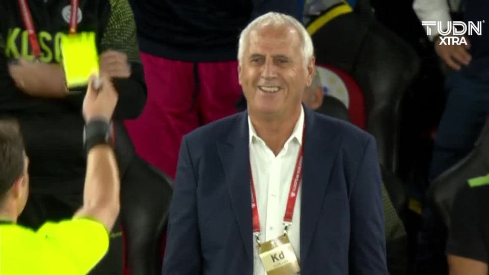 Tarjeta amarilla. El árbitro amonesta a ${PLAYER} de Kosovo