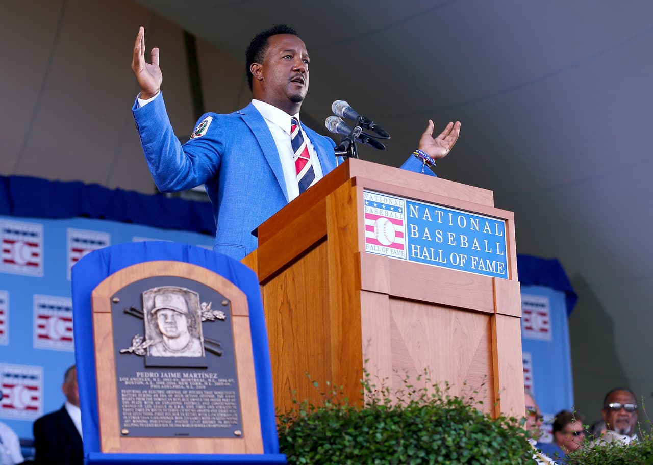 A punto de terminar su discurso y ante miles de compatriotas que llegaron para vitorearlo, Pedro Martínez rompió el protocolo en su ceremonia de exaltación al Salón de la Fama del béisbol.