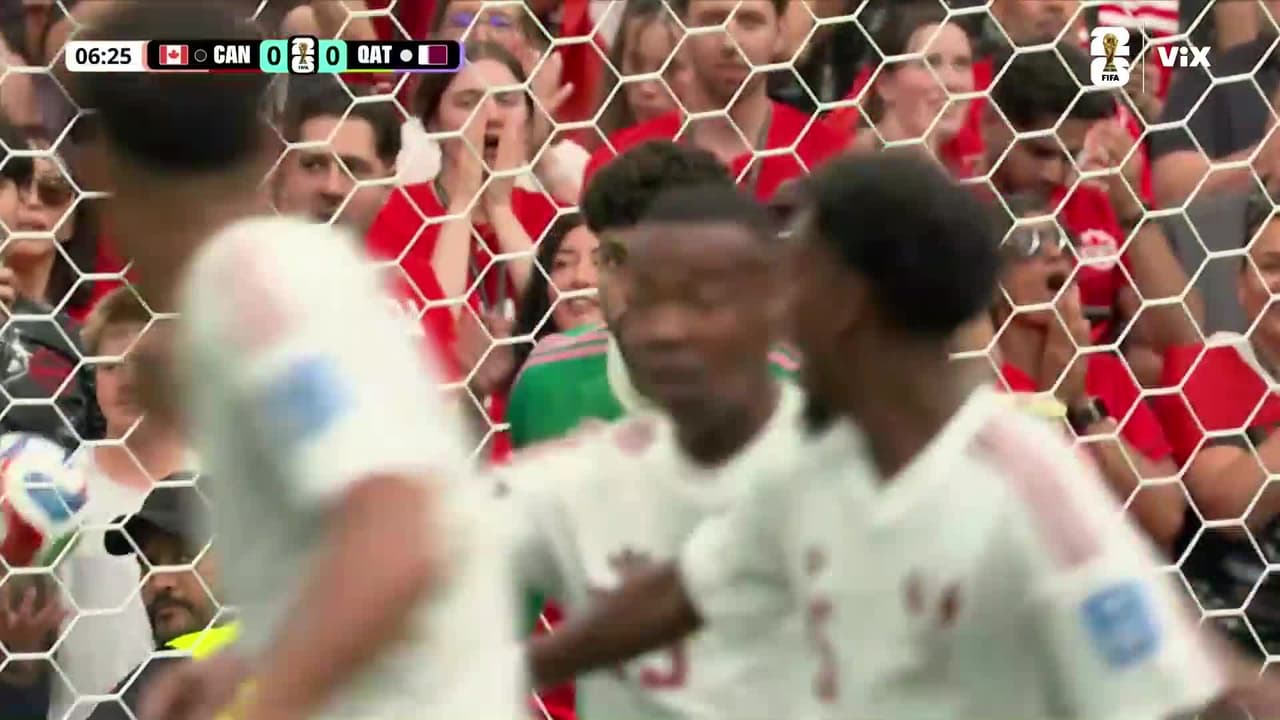 ¡Canadá quiere el primero! Remate con potencia de Jonathan David pero el arquero rechaza