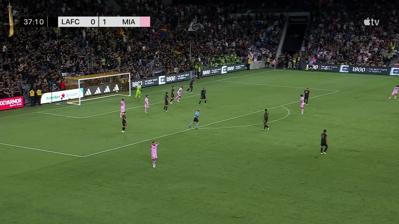 ¡'Roban' gol a Messi! McCarthy hace un atajadón y salva el 0-2