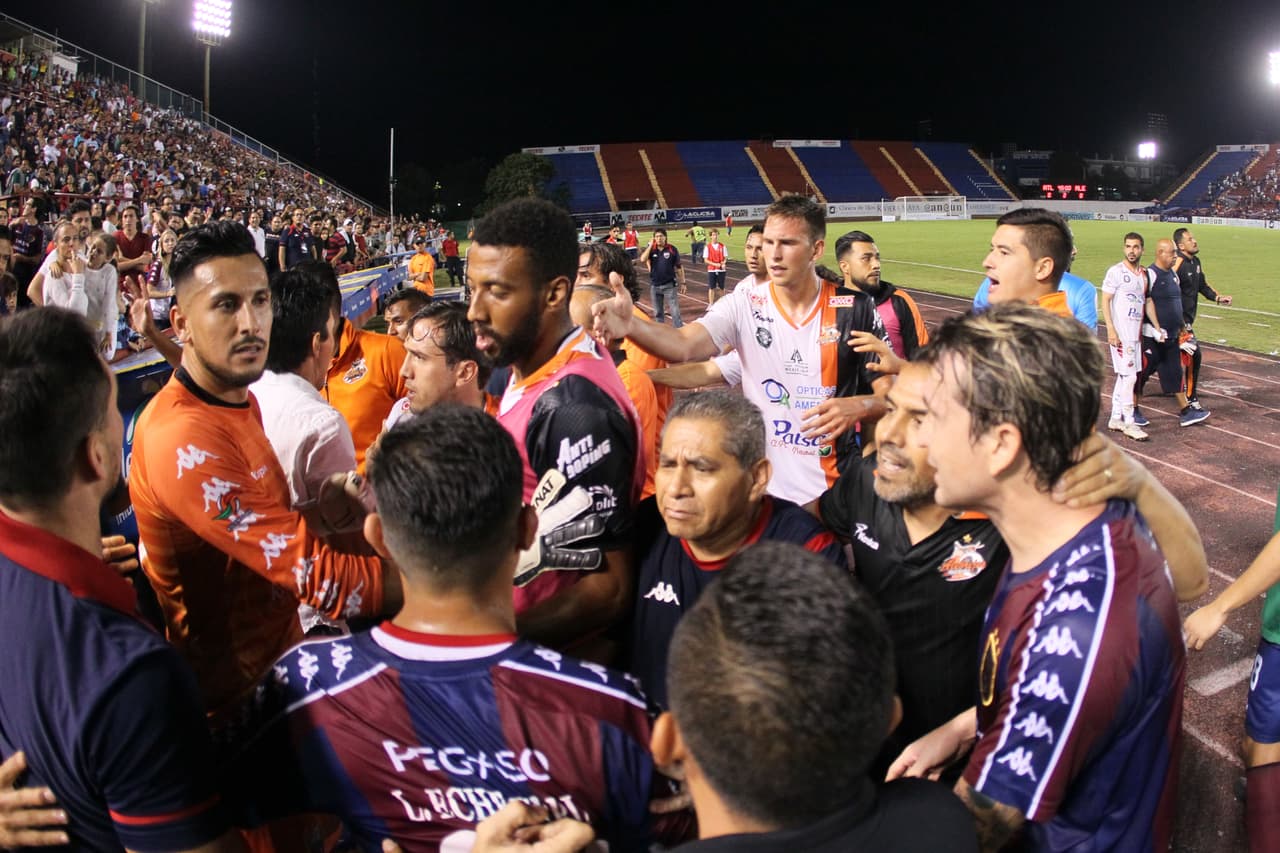 Cuando el árbitro pitó el final del partido, los atlantistas comenzaron a festejar y parecía que todo iba a transcurrir con calma, pero no fue así, los temperamentos estallaron.