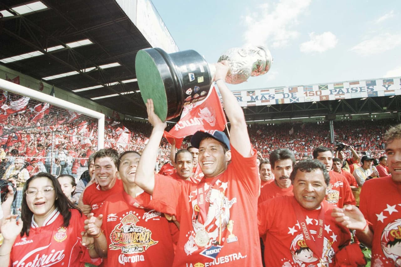 <b>Toluca</b>: fue el primer club en lograrlo y también el que más veces lo ha hecho (3). Los escarlatas fueron capaces de proclamarse campeones luego de ser superlíderes en los torneos Verano 1998, 1999 y 2000.