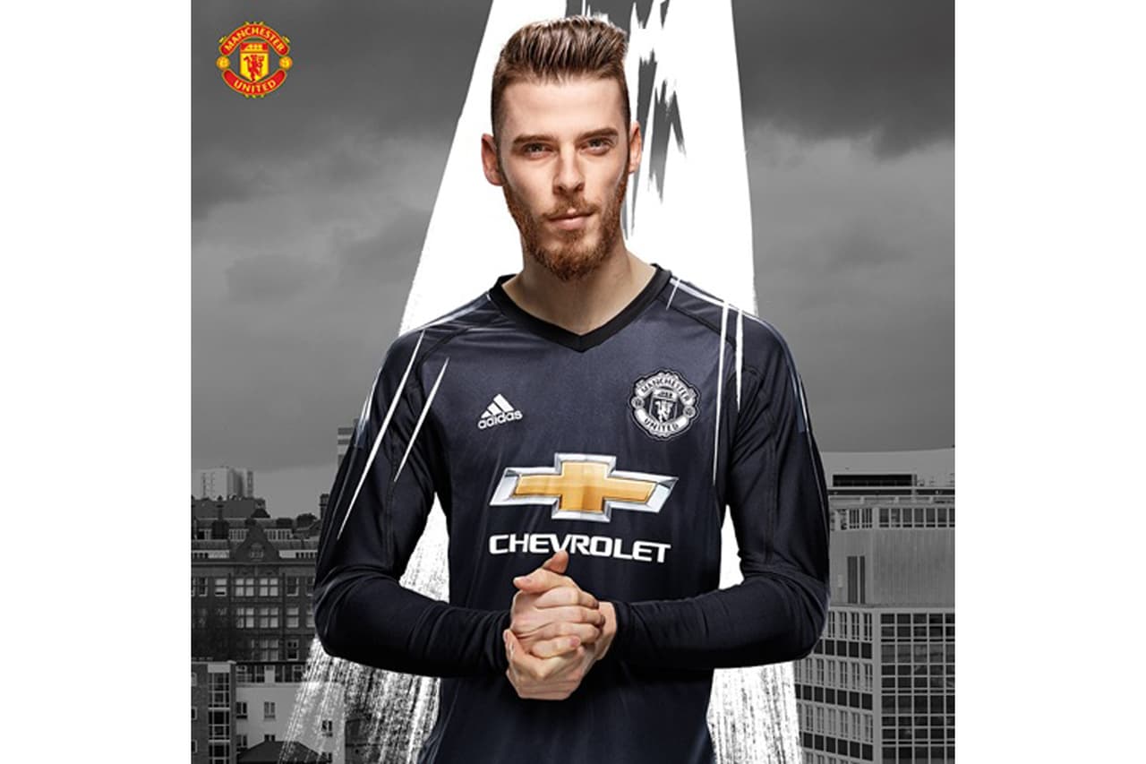 Por su parte, la nueva camiseta de portero es muy sencilla y en ella predomina el color negro.