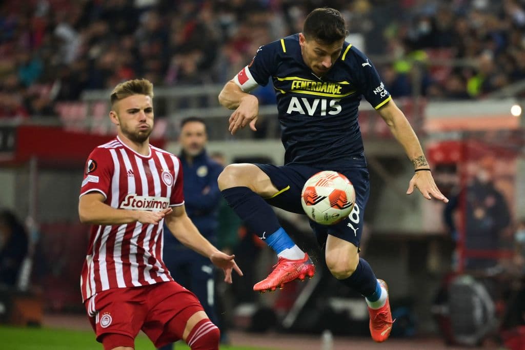 Con la mínima, Olympiacos derrota al Fenerbahce 1-0 durante la quinta fecha de la fase de Grupos en la UEFA Europa League.Tiquinho Solares fue el encargado del tanto que le dio la victoria al equipo griego y lo pone en segundo lugar del grupo.