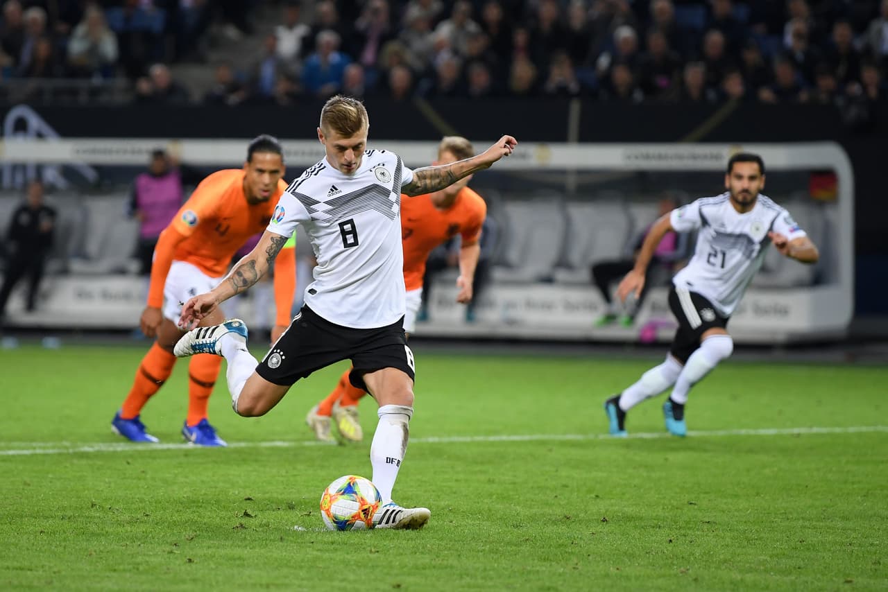 Alemania vencía 1-0 tras un gran primer tiempo pero Holanda mejoró con los cambios de Koeman y remontó en la segunda parte. Frenkie de Jong, Donyell Malen, Georginio Wijnaldum y un autogol de Jonathan Tah permitieron la remontada frente a los germanos que se adelantaron con gol de Gnabry y recortaron distancias gracias al penal bien ejecutado por Toni Kroos.