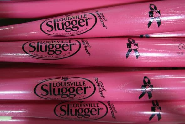 La compañía que fabricó los bates para algunos de los más grandes beisbolistas de la historia como Babe Ruth y Ted Williams anunció que venderá la marca Louisville Slugger a la empresa rival Wilson por 70 millones de dólares.