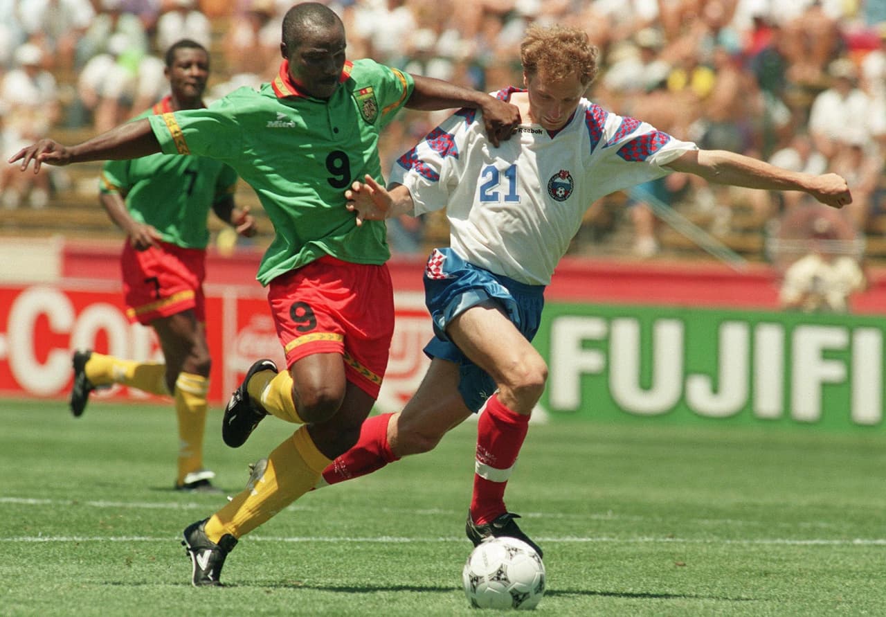 Para el segundo tiempo, en un día con muchos ingredientes, apareció el del camerunés Roger Milla que puso el descuento 3-1 para Camerún en ese momento.