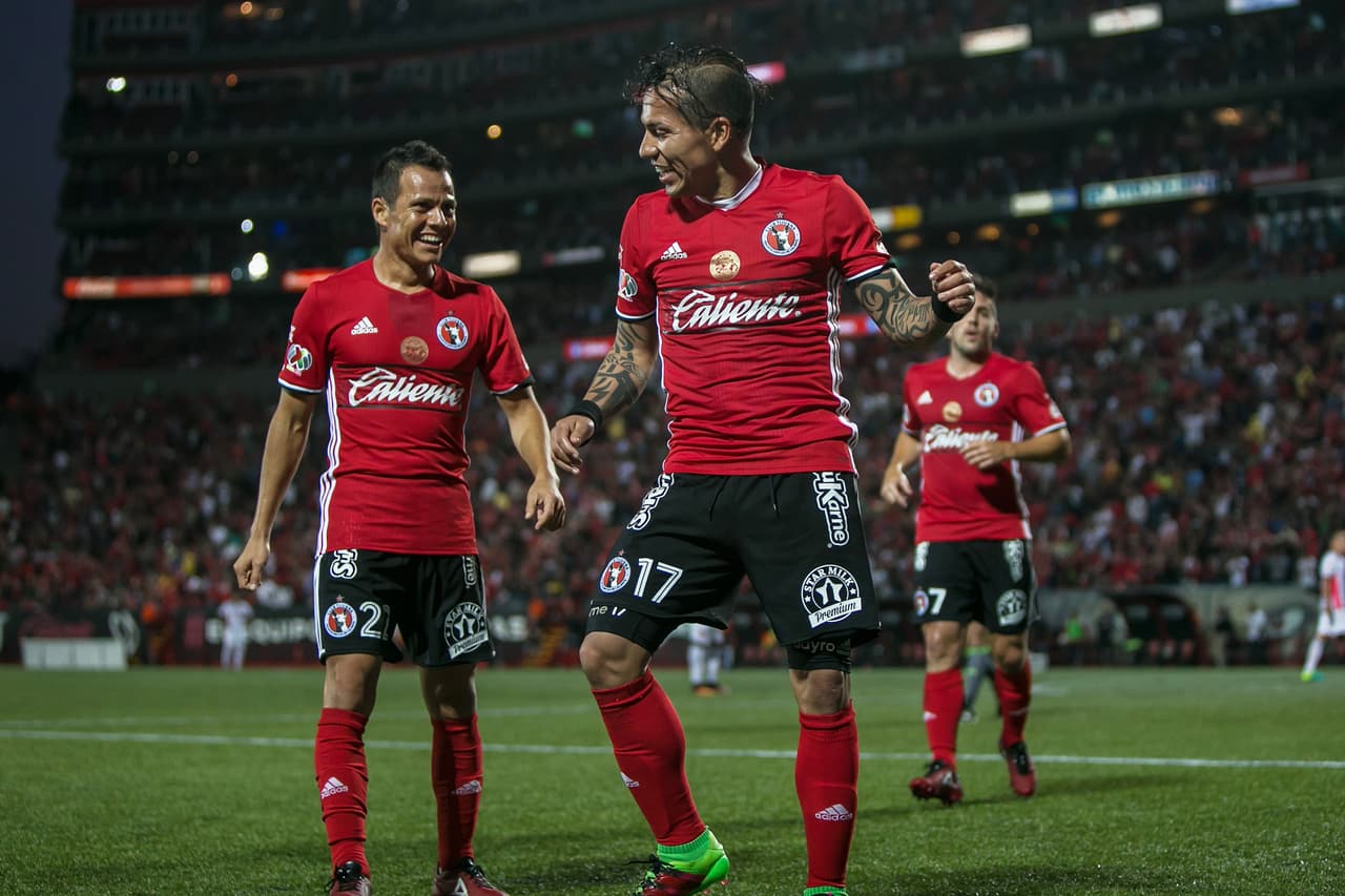 Dayro Moreno festeja uno de sus dos goles ante Morelia en la fecha uno del Apertura 2016.
