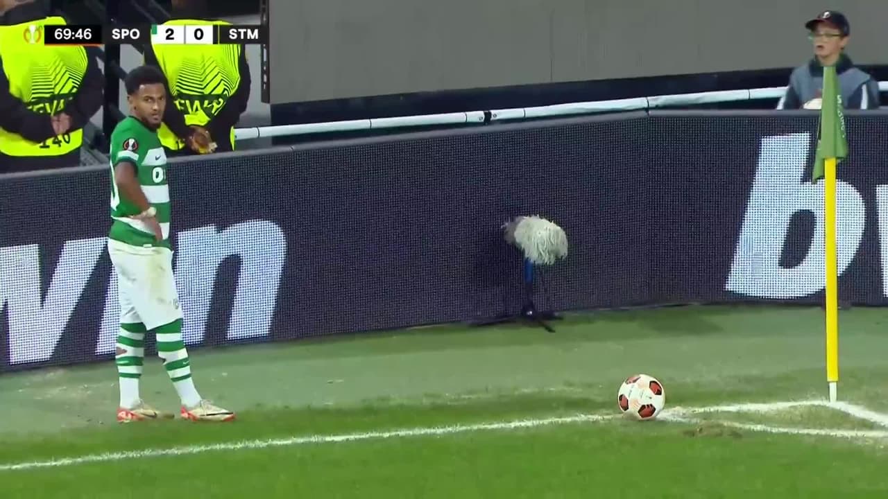 ¡CERCA! Sebastián Coates disparó que se estrella en el poste.