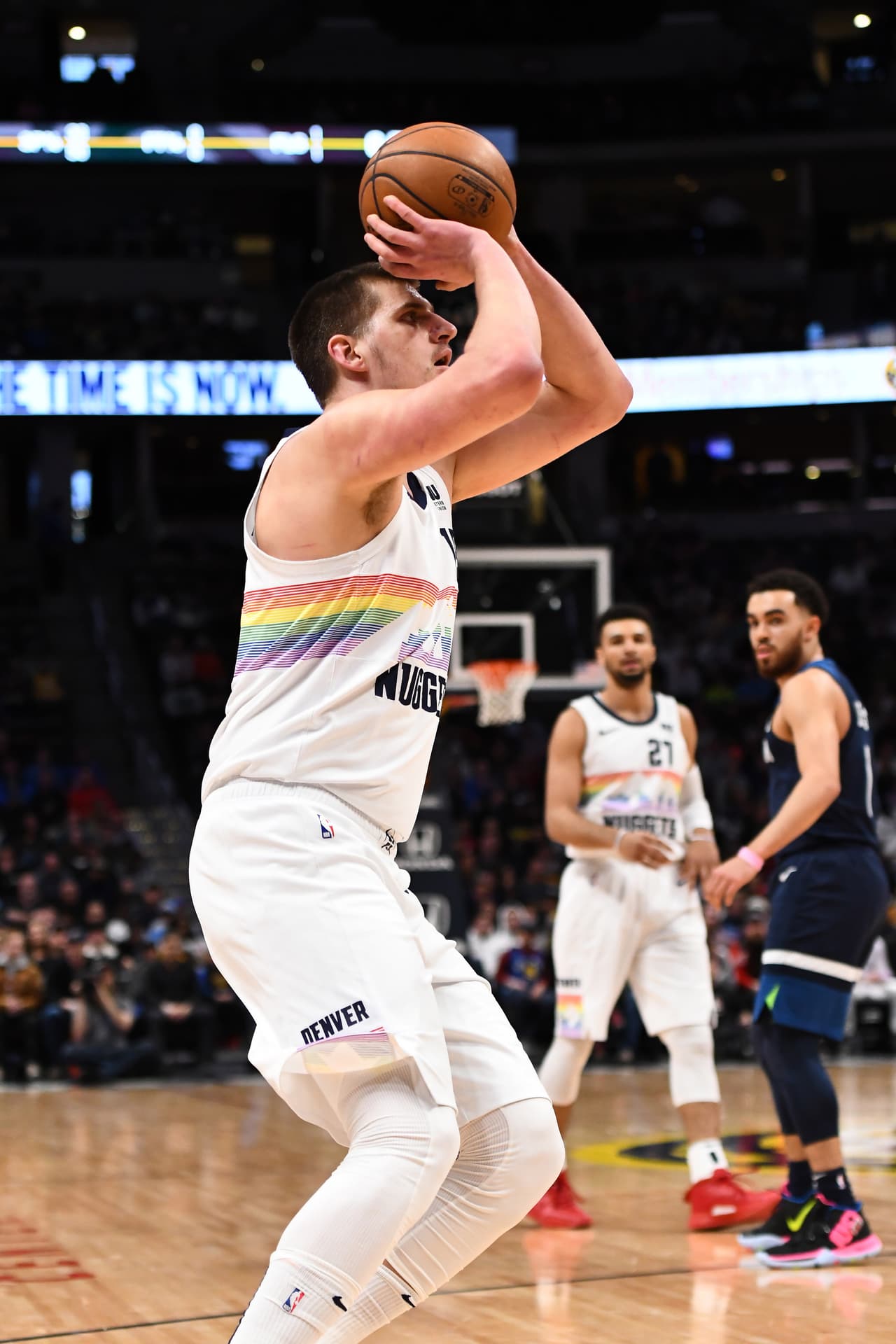 Timberwolves 95-99 Nuggets: Nikola Jokic logró un doble-doble de 14 rebotes y 29 puntos para el triunfo de Denver ante su gente. El segundo lugar en la Conferencia Oeste quedó en sus manos.