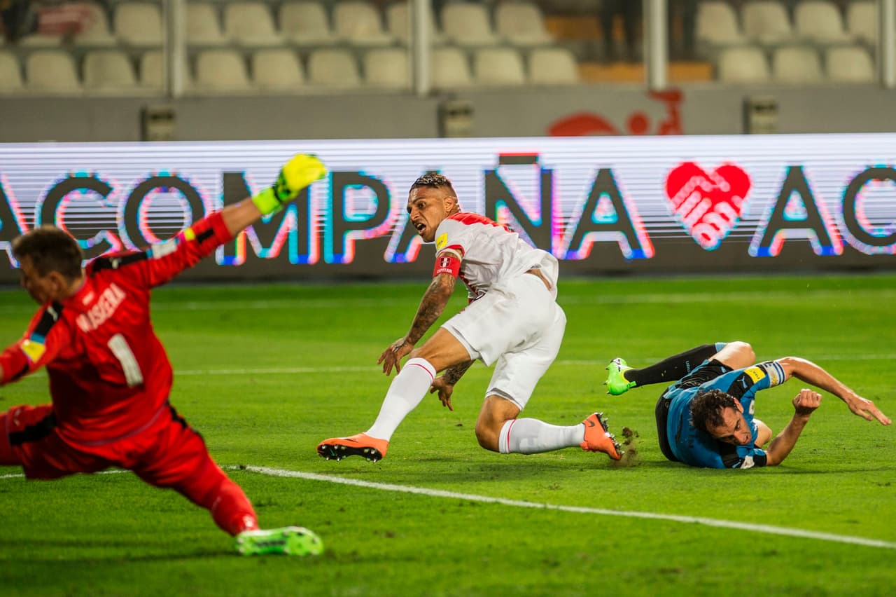 Paolo Guerrero le demostró a Godín cómo tira el zarpazo el Tigre.