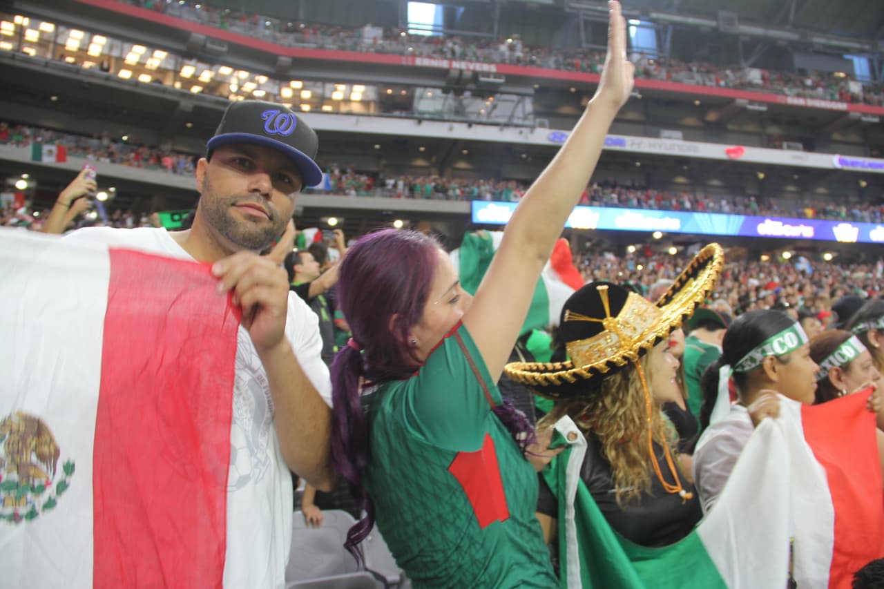 Un estadio repleto se vistió de los colores de la bandera de México, donde la afición mexicana se hizo mayoría y grita a todo pulmón para darle fuerza a su equipo en este súper partido de la #CopaOro.
