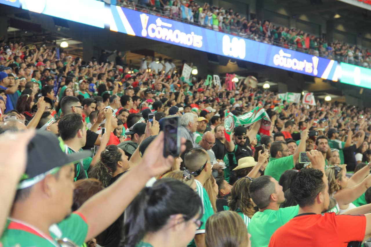 Un estadio repleto se vistió de los colores de la bandera de México, donde la afición mexicana se hizo mayoría y grita a todo pulmón para darle fuerza a su equipo en este súper partido de la #CopaOro.