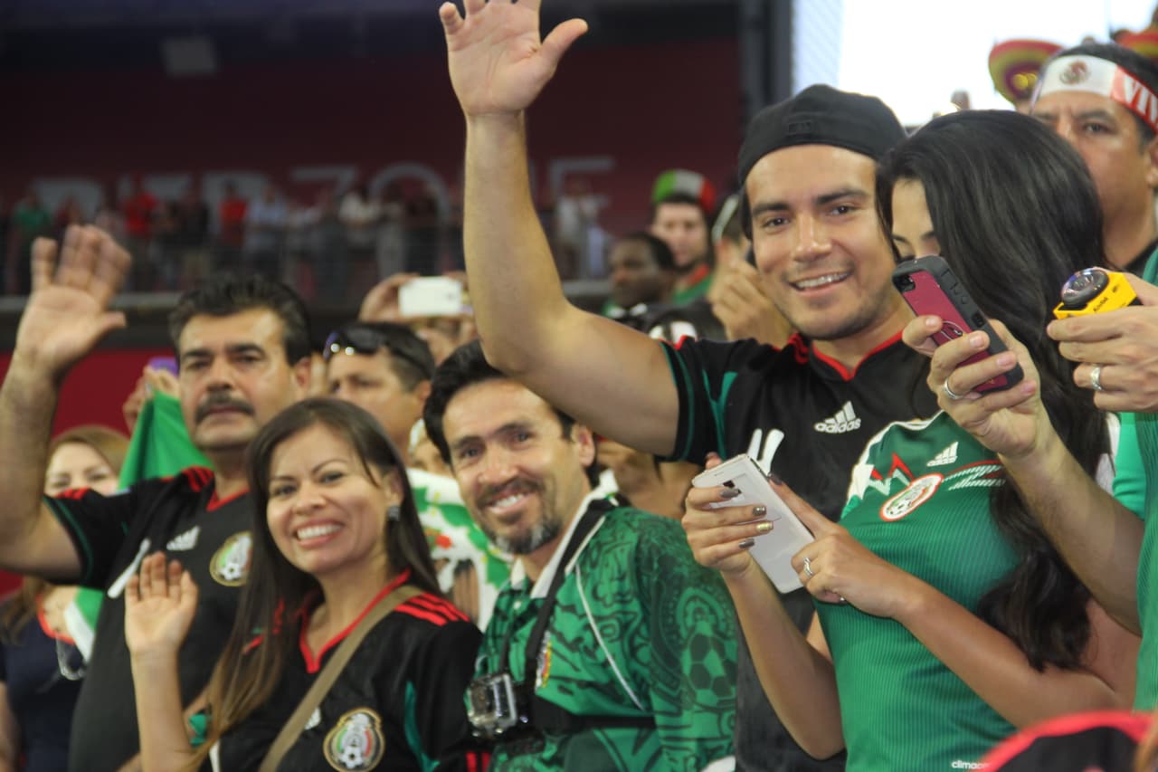 Un estadio repleto se vistió de los colores de la bandera de México, donde la afición mexicana se hizo mayoría y grita a todo pulmón para darle fuerza a su equipo en este súper partido de la #CopaOro.