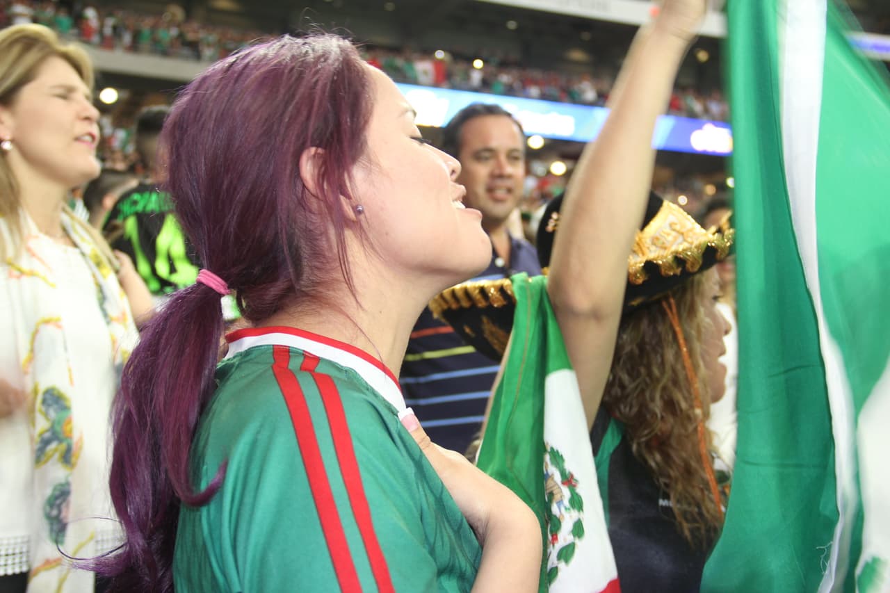 Un estadio repleto se vistió de los colores de la bandera de México, donde la afición mexicana se hizo mayoría y grita a todo pulmón para darle fuerza a su equipo en este súper partido de la #CopaOro.