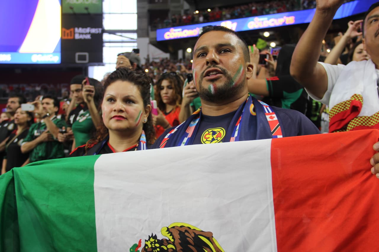 Un estadio repleto se vistió de los colores de la bandera de México, donde la afición mexicana se hizo mayoría y grita a todo pulmón para darle fuerza a su equipo en este súper partido de la #CopaOro.