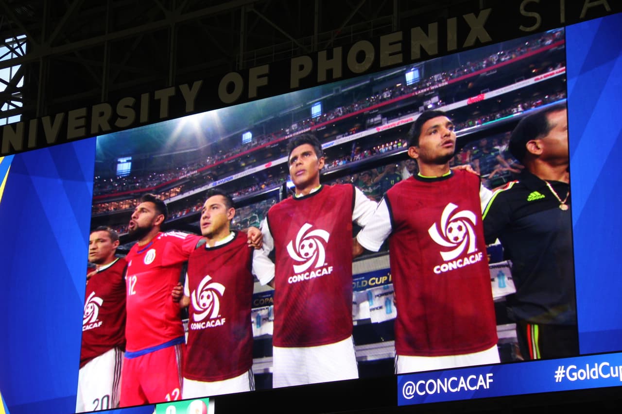 Un estadio repleto se vistió de los colores de la bandera de México, donde la afición mexicana se hizo mayoría y grita a todo pulmón para darle fuerza a su equipo en este súper partido de la #CopaOro.