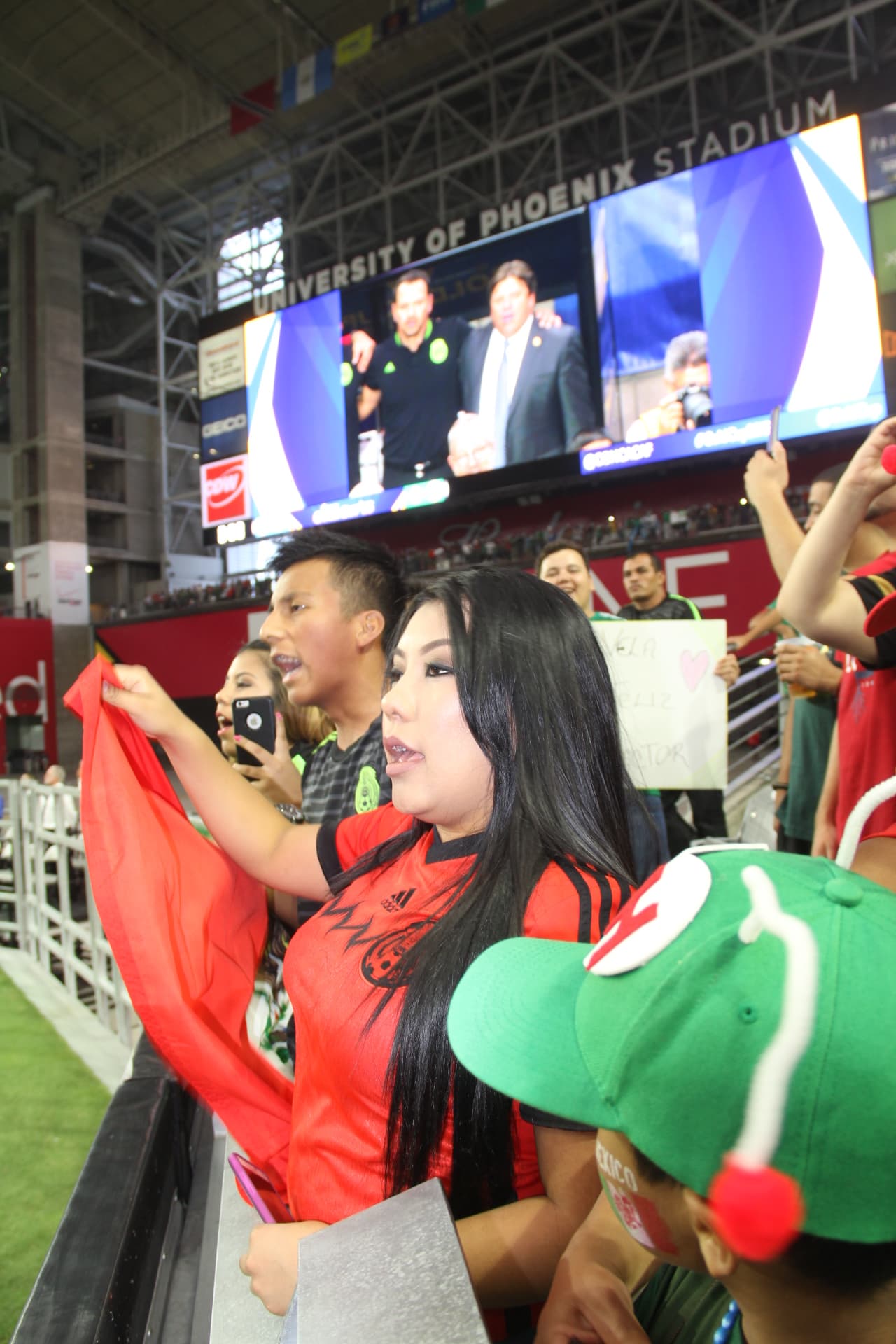 Un estadio repleto se vistió de los colores de la bandera de México, donde la afición mexicana se hizo mayoría y grita a todo pulmón para darle fuerza a su equipo en este súper partido de la #CopaOro.