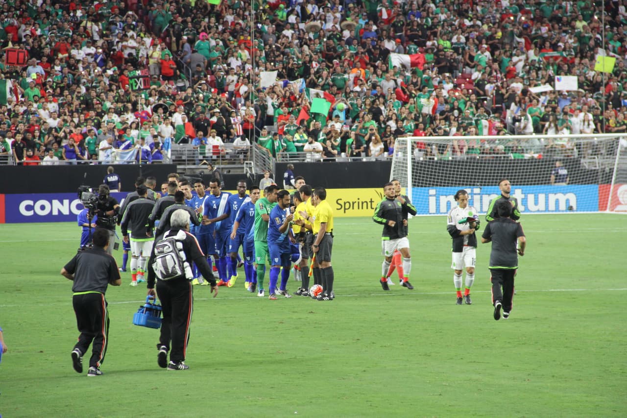 Un estadio repleto se vistió de los colores de la bandera de México, donde la afición mexicana se hizo mayoría y grita a todo pulmón para darle fuerza a su equipo en este súper partido de la #CopaOro.